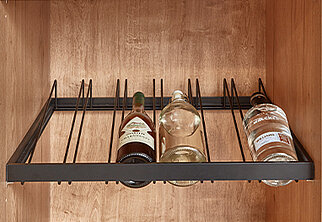 Eleganter wandmontierter Weinständer, der drei Flaschen präsentiert und Funktionalität mit einem modernen, minimalistischen ästhetischen für jede zeitgenössische Küche oder Essbereich kombiniert.