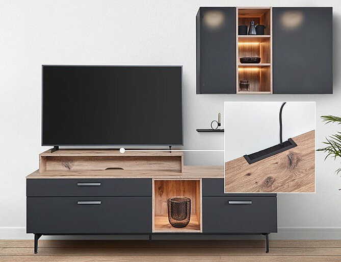 Modernes minimalistisches Wohnzimmer mit einem schlanken Fernsehschrank, der klare Linien, offene Regale und Einbaubeleuchtung aufweist und stilvolle Funktionalität und Organisation betont.