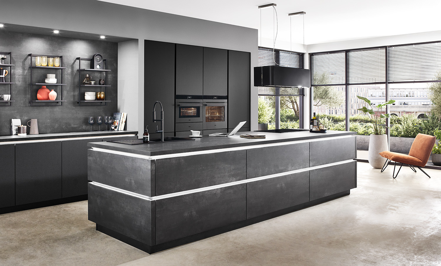 Moderne Kücheninnenräume mit eleganten dunklen Schränken, einer Insel, hochwertigen Geräten und einem gemütlichen Sitzbereich, der eine Mischung aus Funktionalität und Stil bietet.